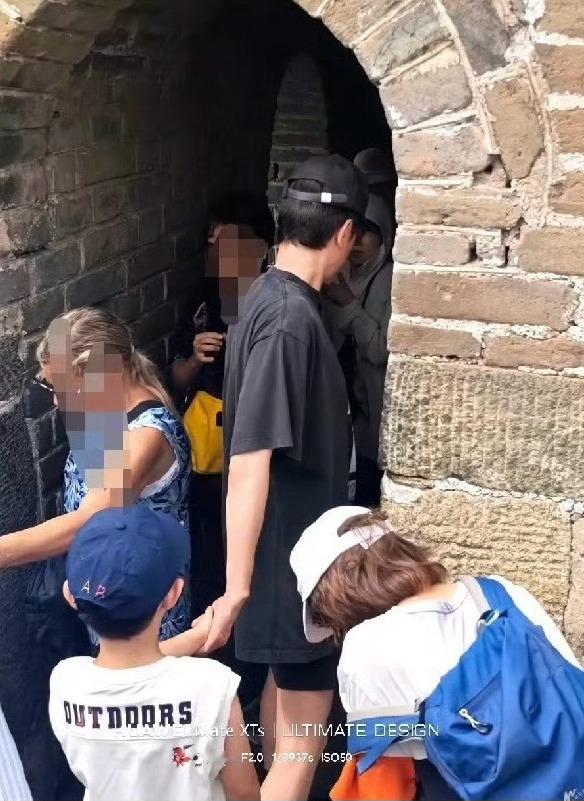 长城偶遇冯绍峰父子，冯绍峰赵丽颖轮流带娃吗？