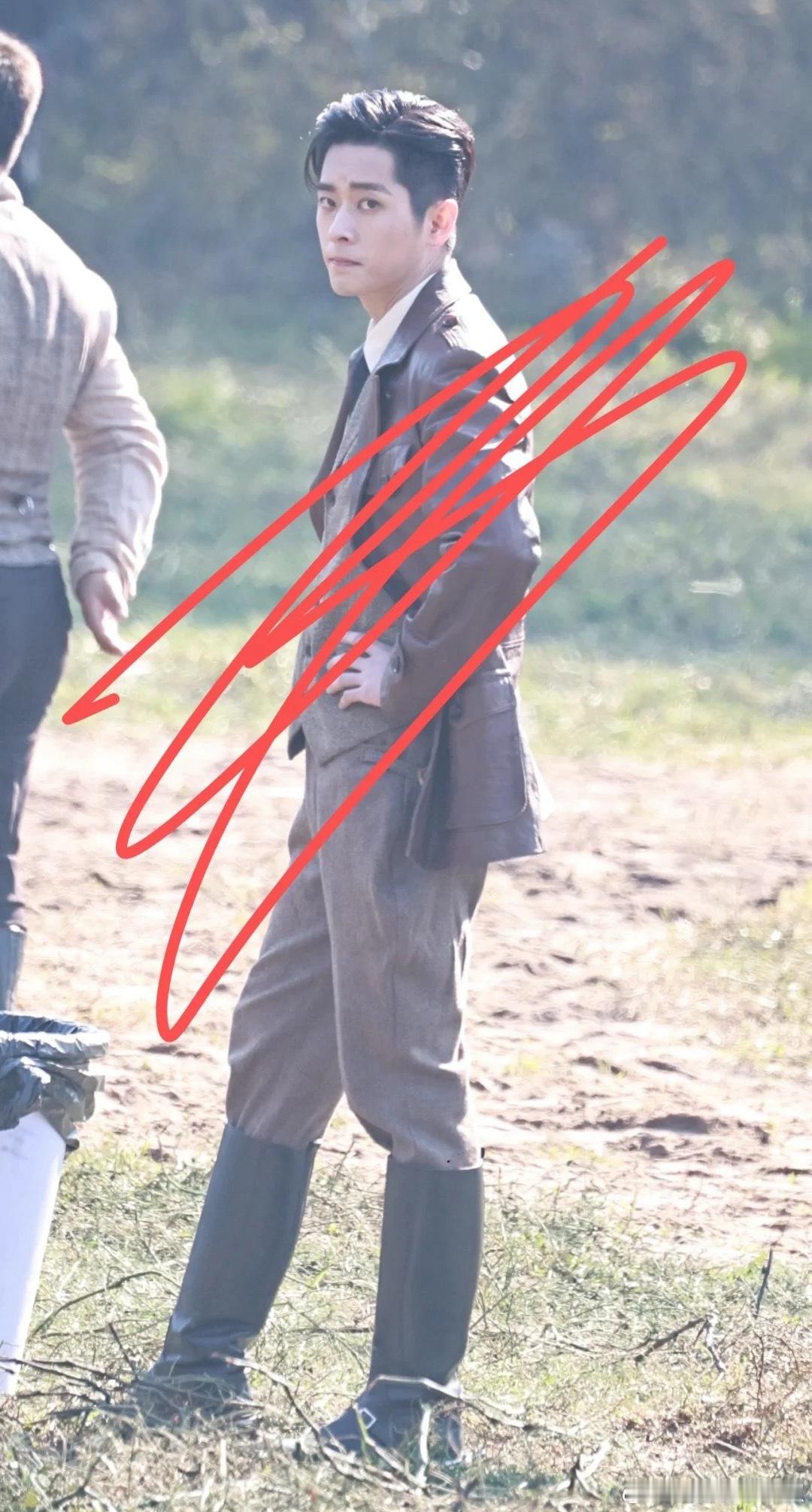 丞磊新剧生图无滤镜路透，侧脸还真棱角分明，浅评下这状态