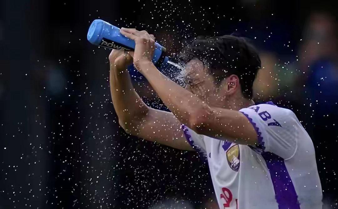 世界杯举办城市因矿泉水瓶和FIFA吵架一瓶矿泉水30元，一杯可乐60元，一份塔可