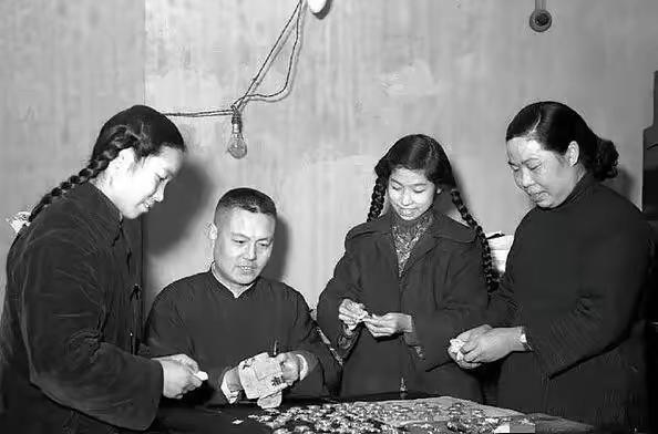 1949年上海解放前夕，钟表大亨俞征伟做出了一个重要决定，那就是不和那些买船票离