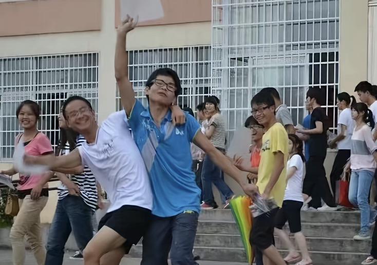 2026年高考第一天落幕了！
新闻上铺天盖地的报道，又是丢身份证的，又是丢准考证