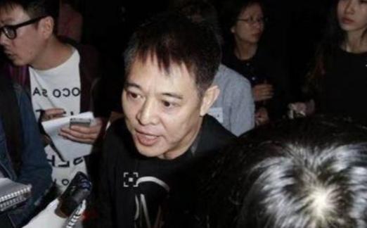 1994年，日本记者质问李连杰：“南京大屠杀死了30万人，你们一个个数的吗？”面