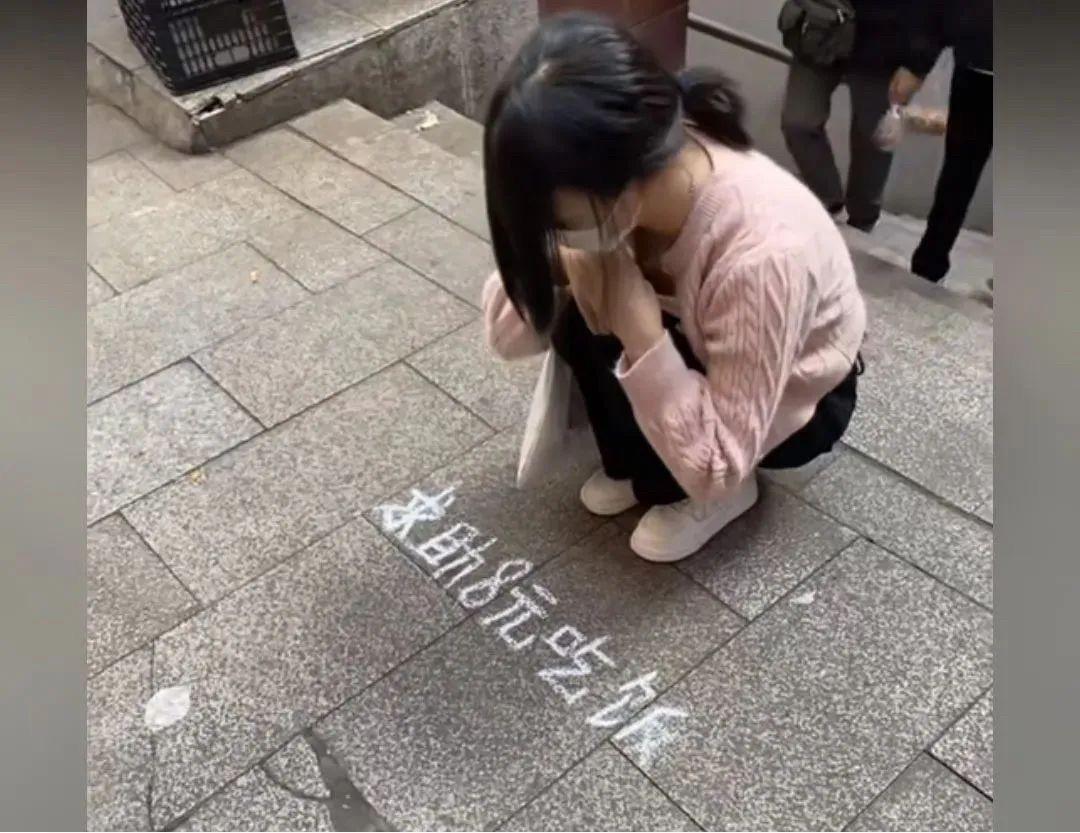 实话实说，你们遇到这种情况，你会帮助她吗？#自古评论区出人才