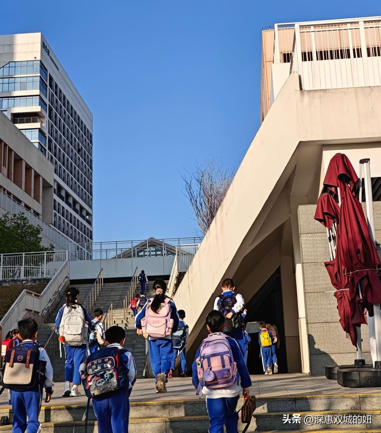 又到一年春游的季节了。
女儿告诉我，这学期的春游马上要来了，非常期待，老师已经通