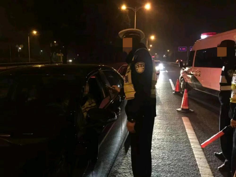 辽宁鞍山，一男子喝醉了酒开车，不料路上遇到交警查酒驾。男子很害怕，可是当看到是两