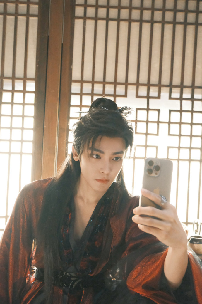 侯明昊红衣纪伯宰六宫格 ​​​​侯明昊红衣纪伯宰六宫格，就这个红衣纪伯宰帅啊，拿