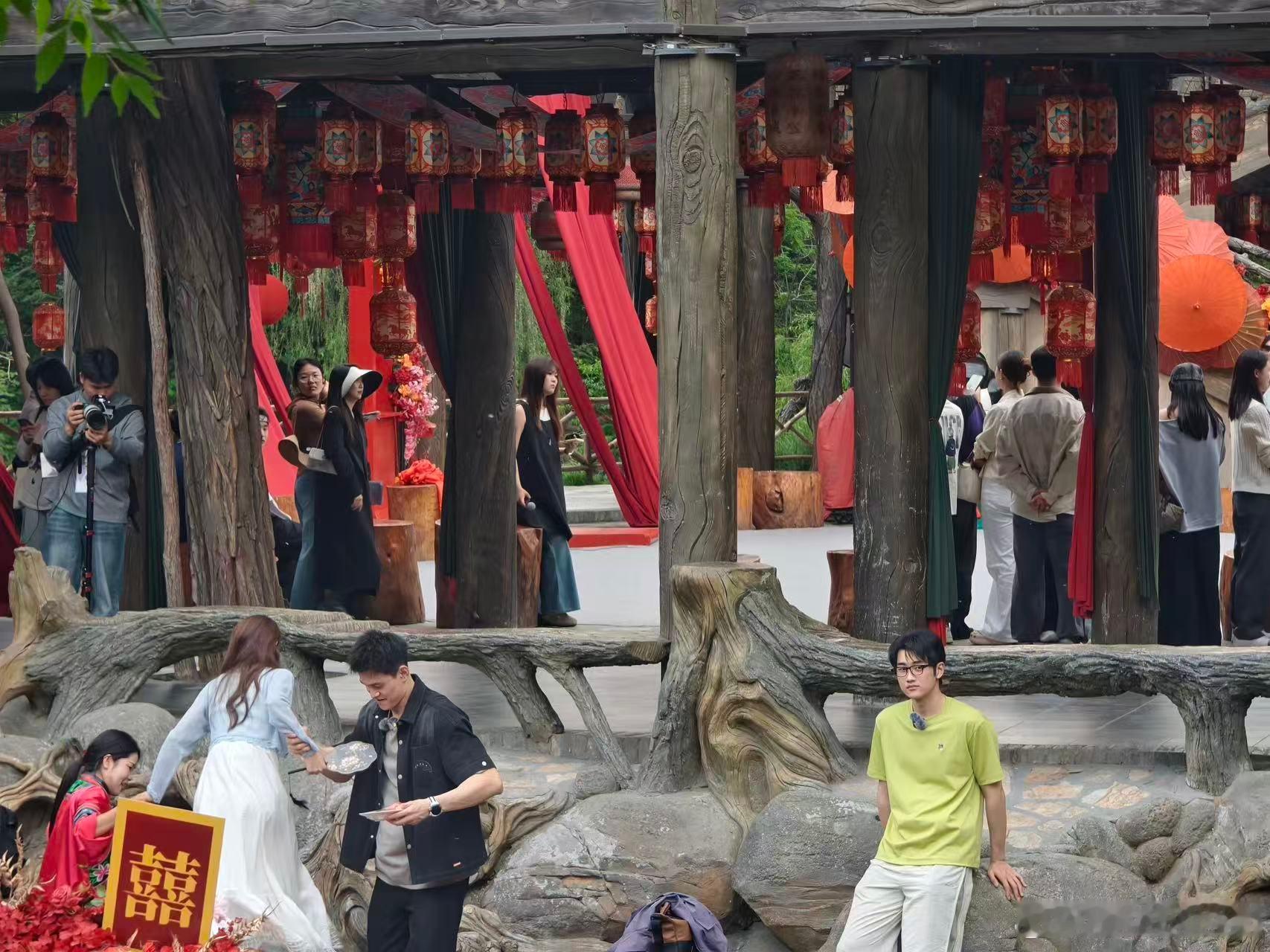 孙杨张豆豆万岁山游玩没有镁光灯，没有采访话筒，只有游乐园的喧闹和两个人的背影。孙