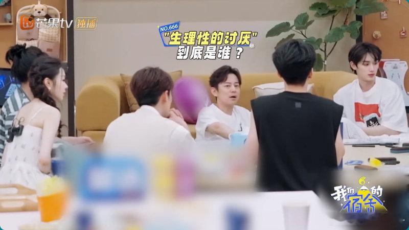 丞磊人在宿舍坐锅从天上来丞磊这委屈小表情太可爱了！被误会还不急眼，呆萌又接地气，
