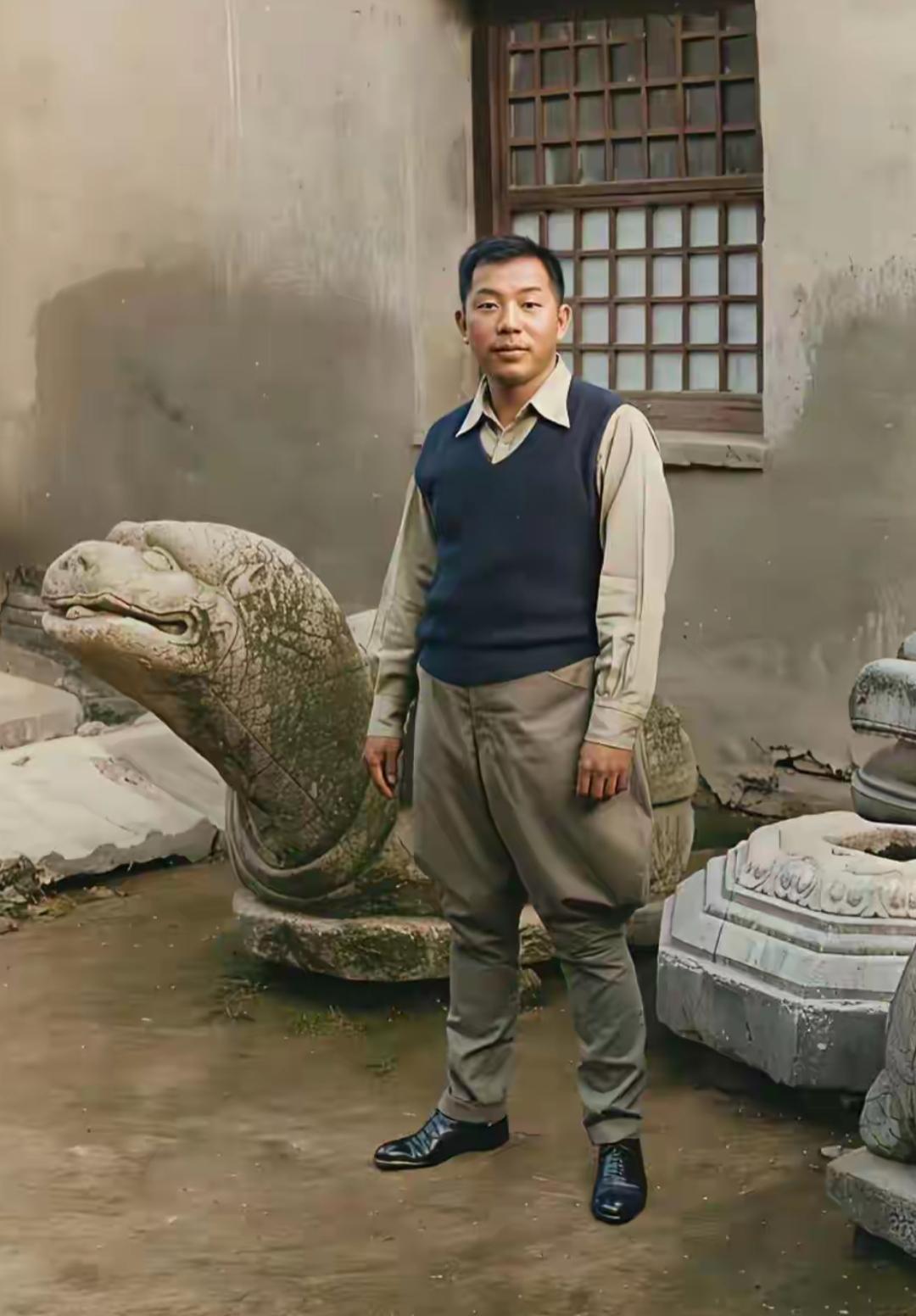 这位大哥站在古董旁拍照。看这个照片就是一般人，长寿[作揖][玫瑰]老照片里的名人