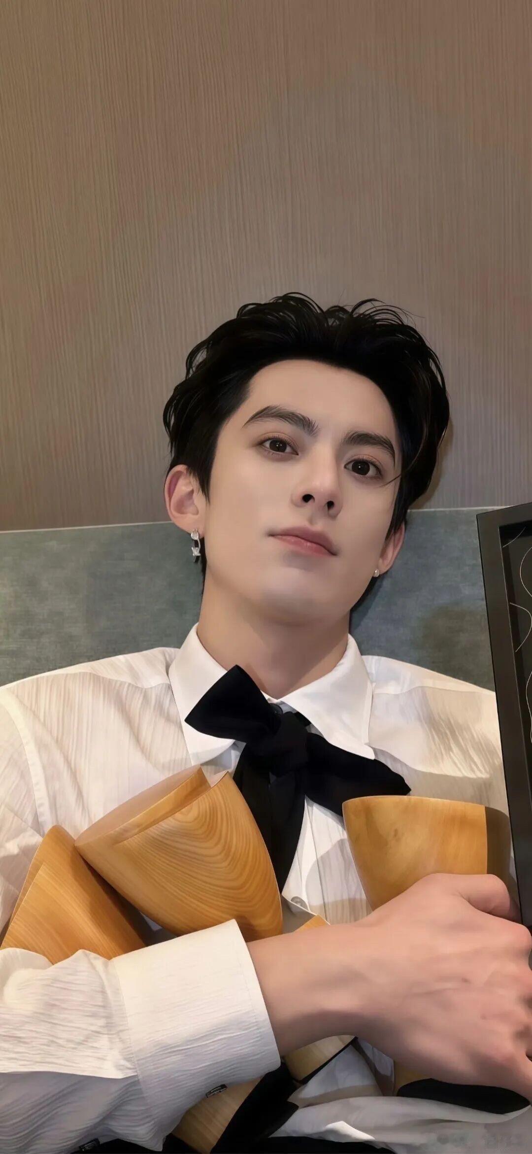 给王鹤棣打爽了下期《你好星期六》王鹤棣睡衣派对超嗨，枕头大战给王鹤棣打爽了还被打