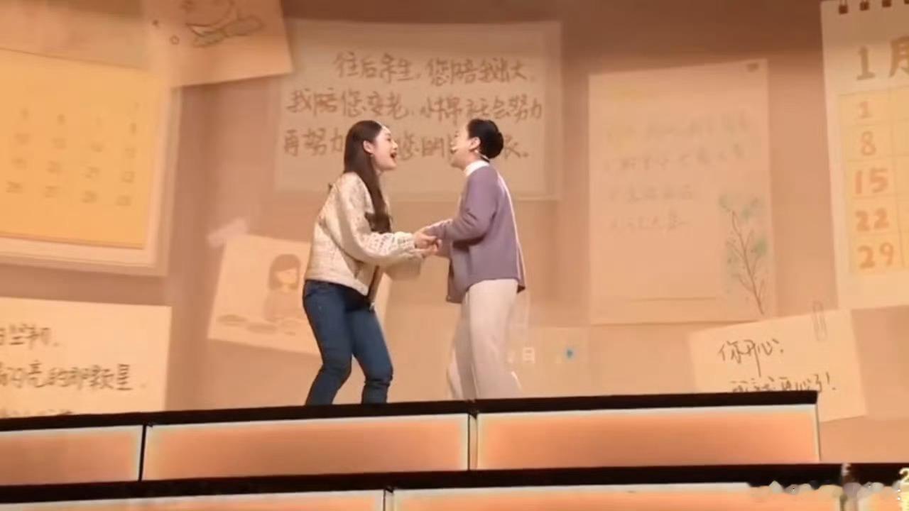 原来春晚真的在等着我们长大以前看春晚图热闹，现在才懂，它像个每年都等着我们的老朋