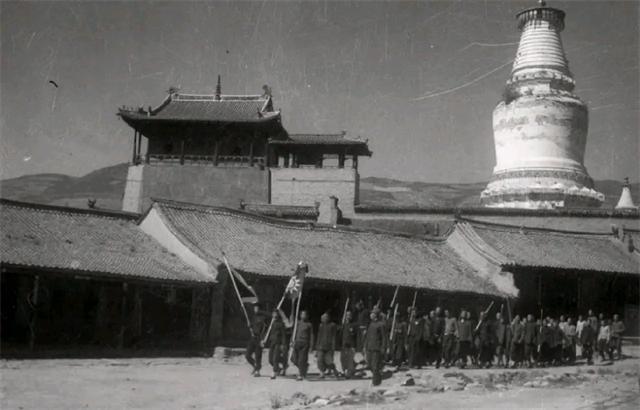 1944年，皮定均得知少林寺有过百名持枪武僧，主动前往邀请他们共同抗日。然而和尚