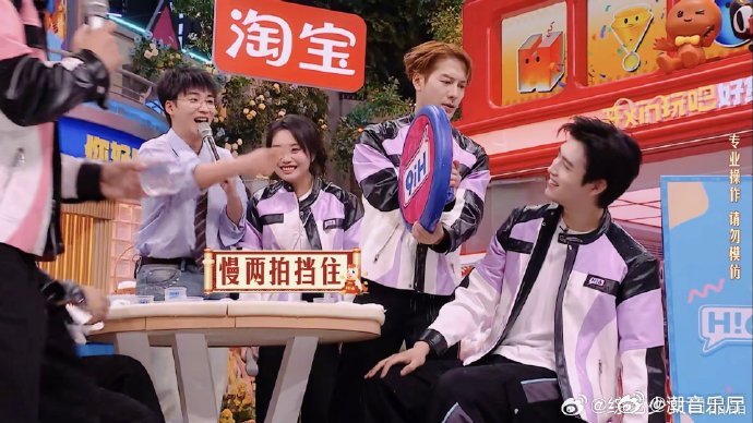 王嘉尔加陈飞宇等于人仰马翻 泼水游戏笑料升级！王嘉尔没护住陈飞宇还撞得他人仰马翻