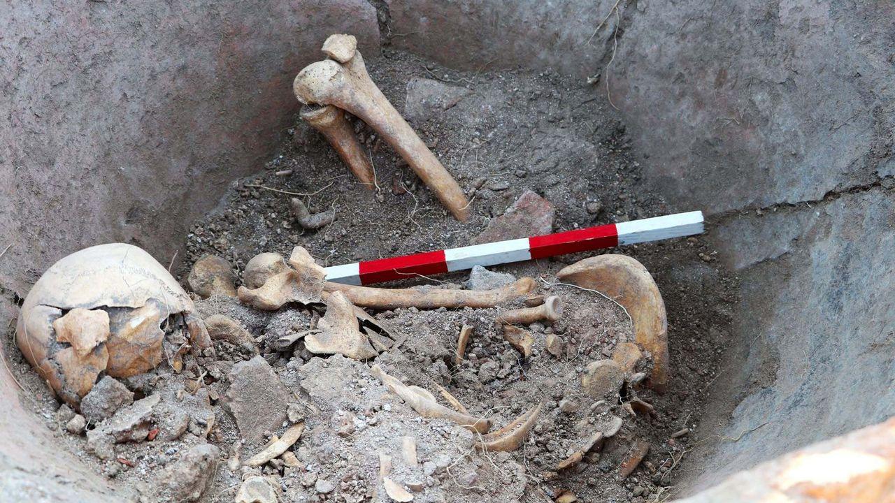 保加利亚一巨型陶罐中发现的一具距今1600年的遗骸，可能属于一名为躲避敌军袭击而