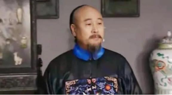 1782年，王亶望被抄家，当乾隆检查抄来的物品时，发现一件四条腿的裤子，上面绣满