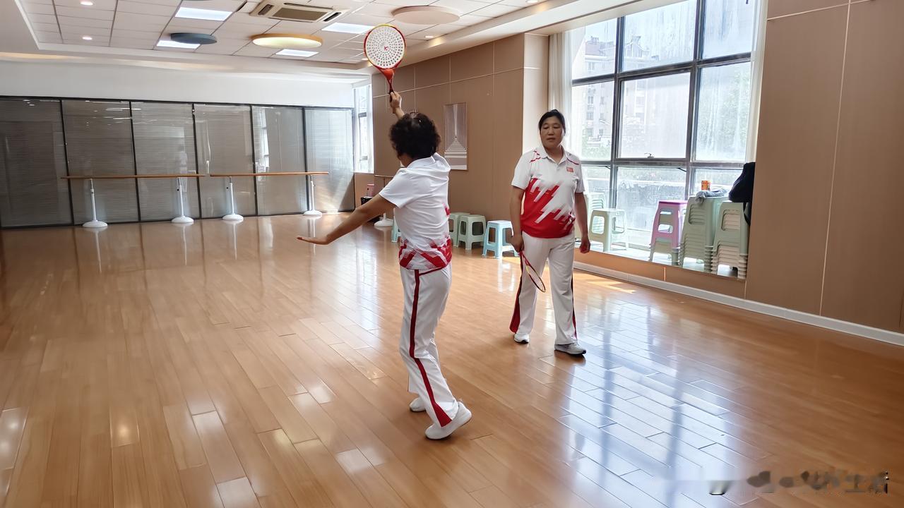 青岛退休大姐练柔力球练到怀疑人生😂
 
今天在青岛锦园社区练柔力球的缠头绕动作