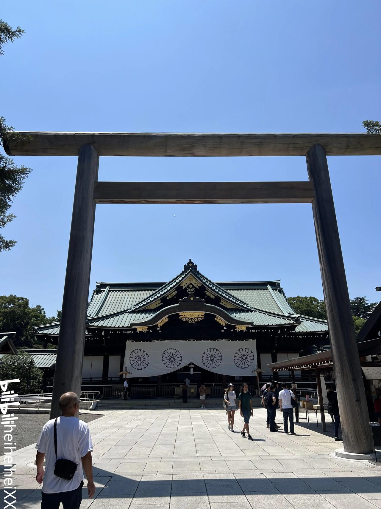靖国神社的建立和一直存在，就已经说明了日本政府和民众对侵华战争的态度。
 
咱们