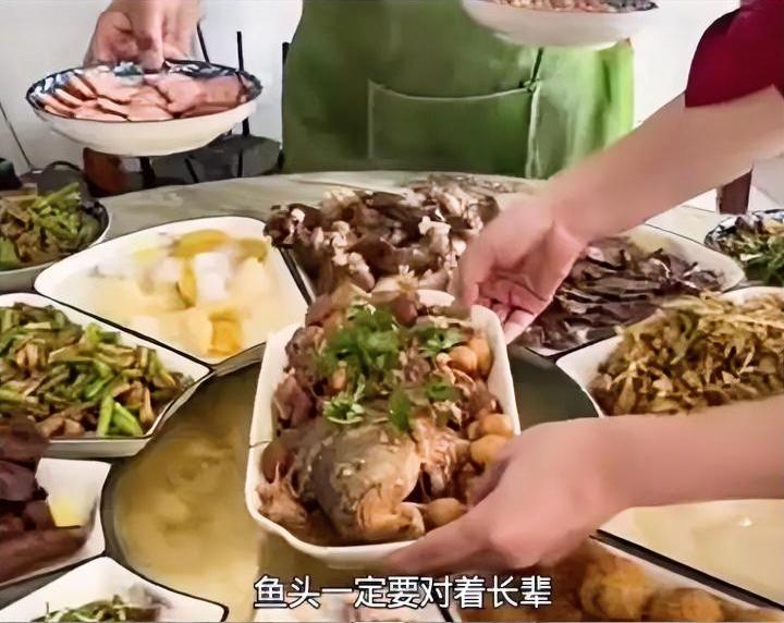 新版餐桌文化：
第一：鱼头对着长辈，鱼肚子对着自己，因为鱼肚子肉多。
第二：一定