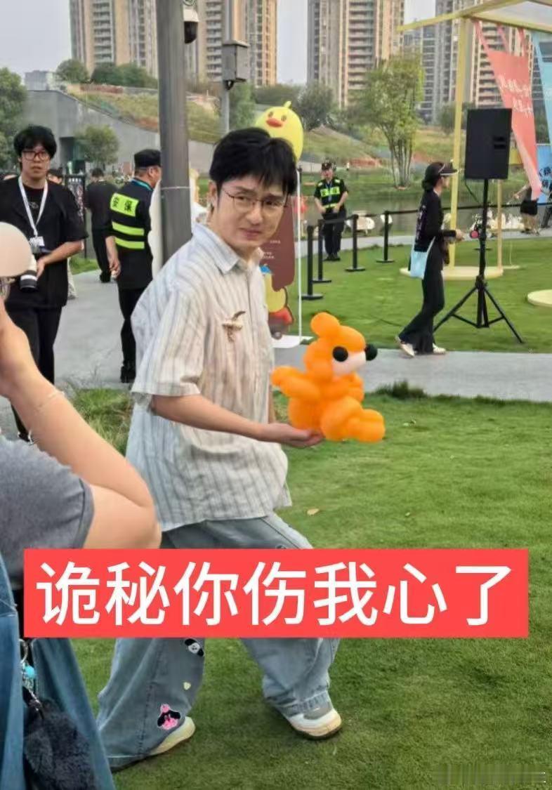 火树才是来集邮的吧 刚在微博刷到火树杭州偶遇话题，点进去全是合照，有人说听他说“