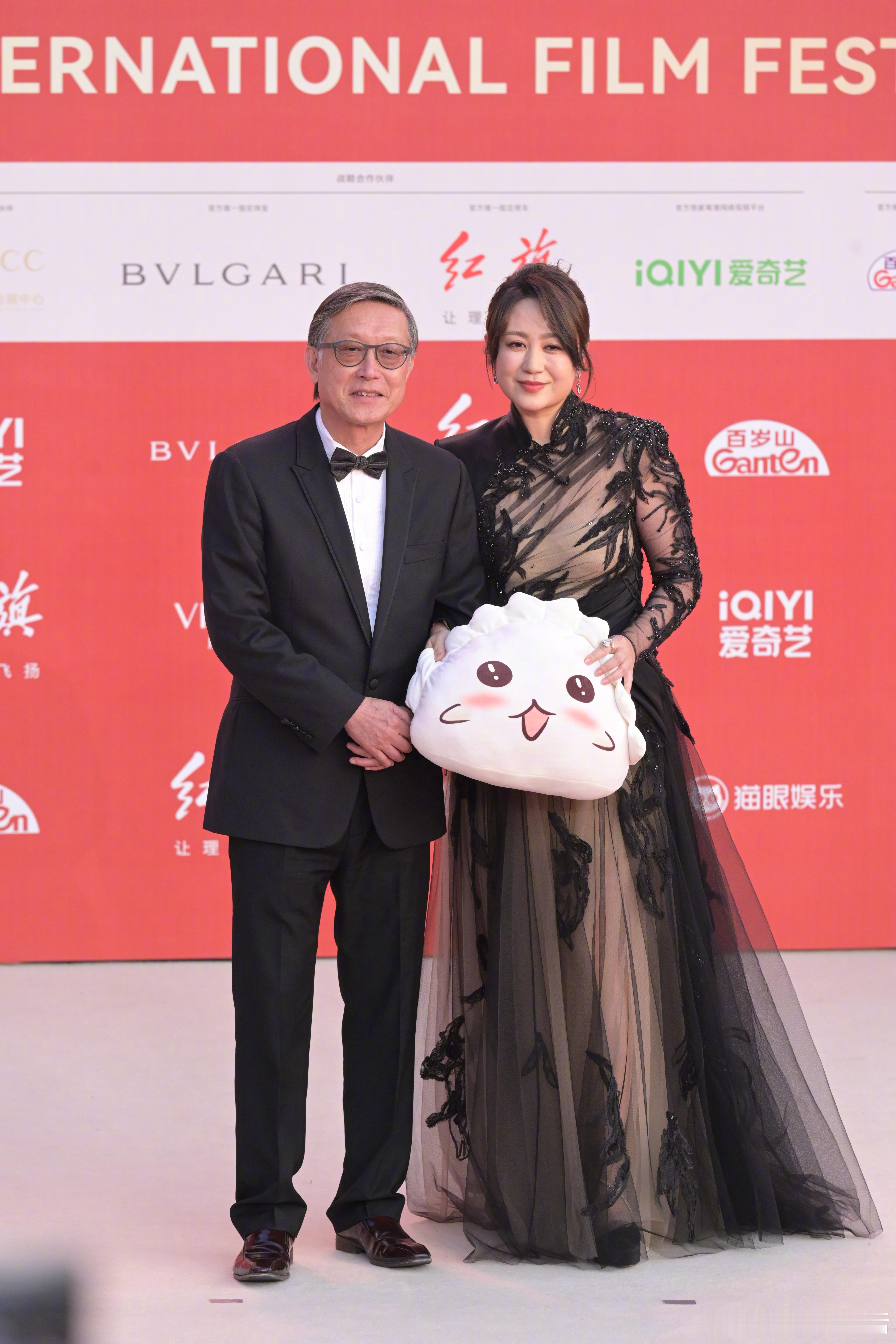 马丽今天和《水饺皇后》剧组一起去北影节还带着好多水饺好可爱哦[可怜][可怜]感觉