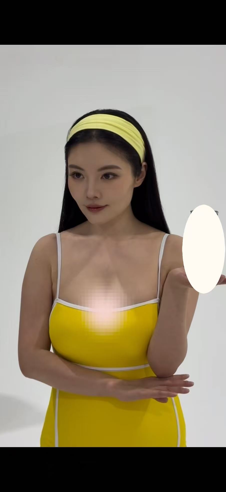 好状态藏不住，好身材看得见。徐冬冬黄色吊带泳装造型清爽亮眼，自信松弛，越看越有味