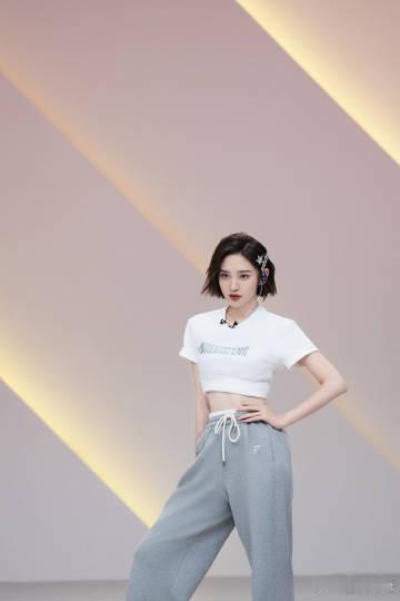 唐艺昕说不能在幼儿园待着了 排练室训练认真，舞蹈干净有力，二公舞台气场升级，唐艺