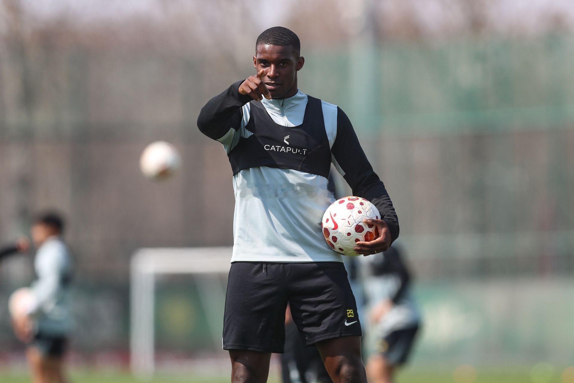 北京国安北京国安 法比奥更新社交媒体：“阔别两个月后，我们终于回到自己的城市与亲