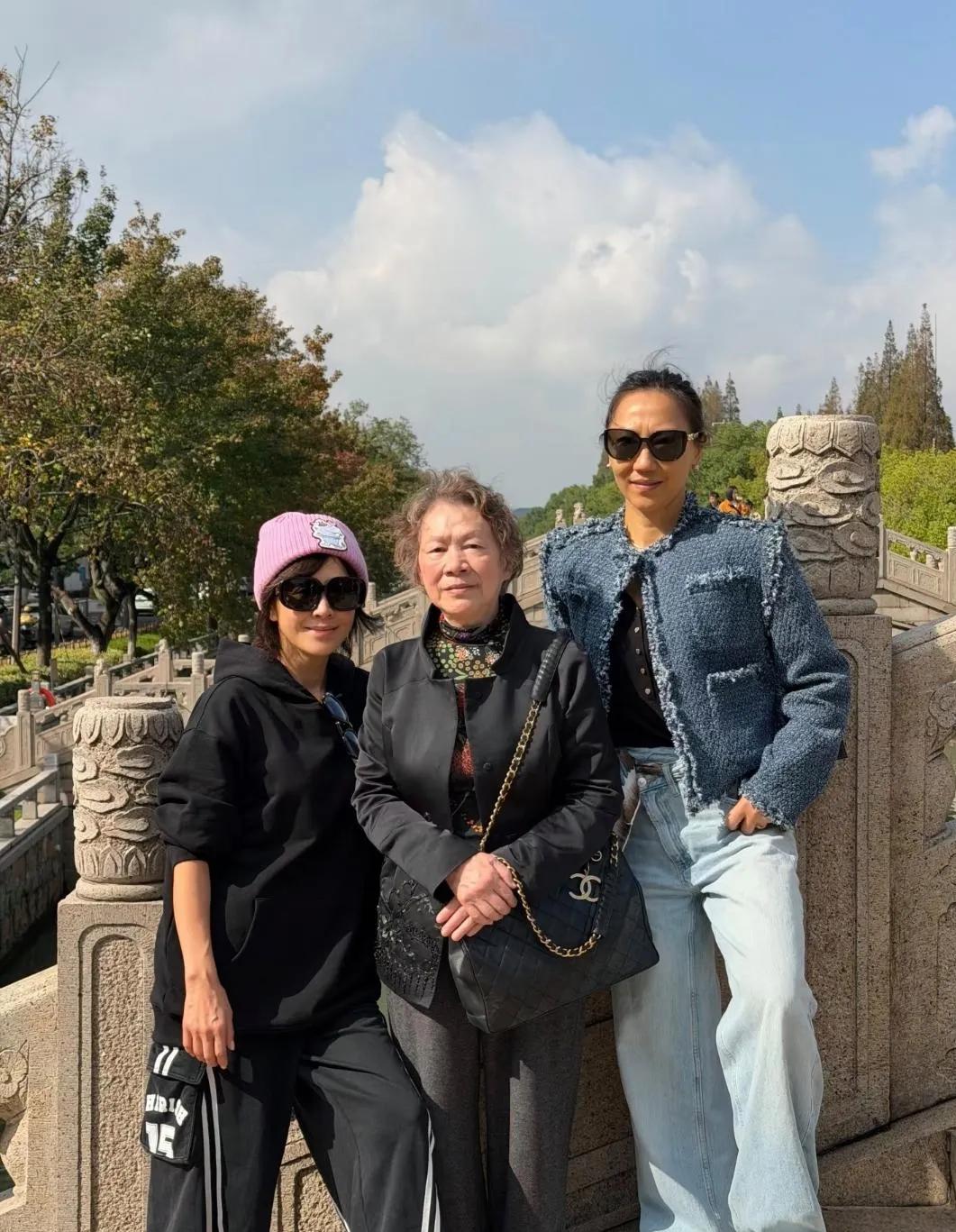 刘嘉玲回老家苏州太接地气！60岁戴粉帽吃馄饨，和妈妈弟媳同框好温馨
 
刘嘉玲回