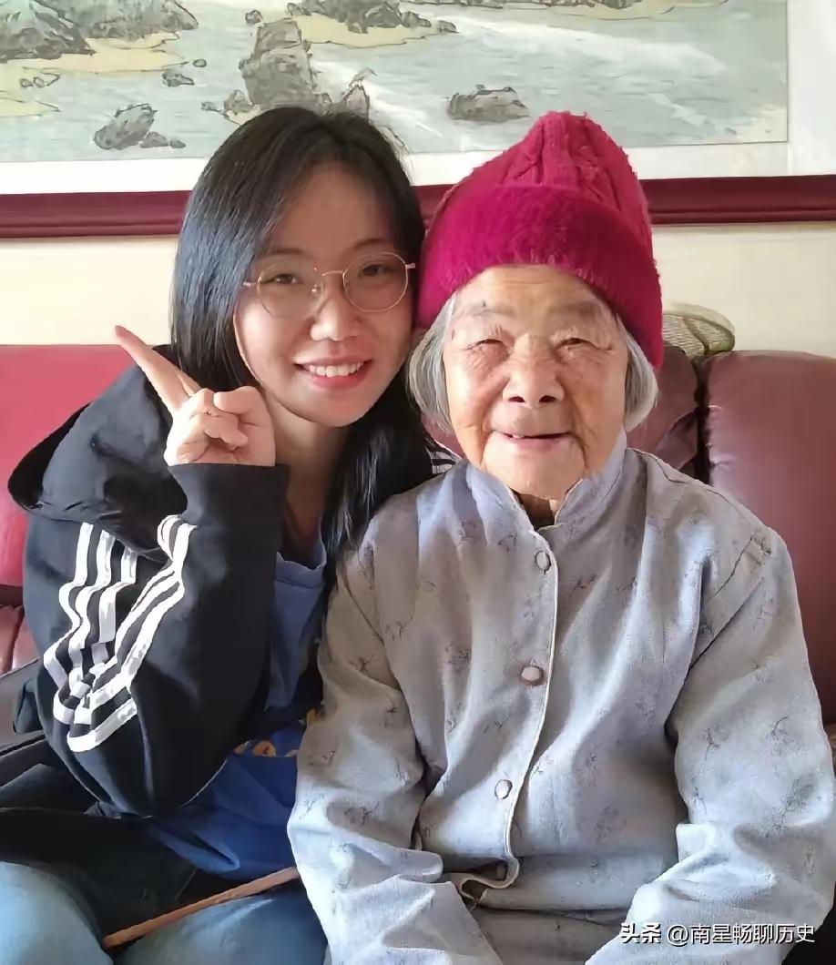 26岁姑娘为省钱，和上海68岁阿姨同住六年。后来阿姨患上老年痴呆，子女回来商量照