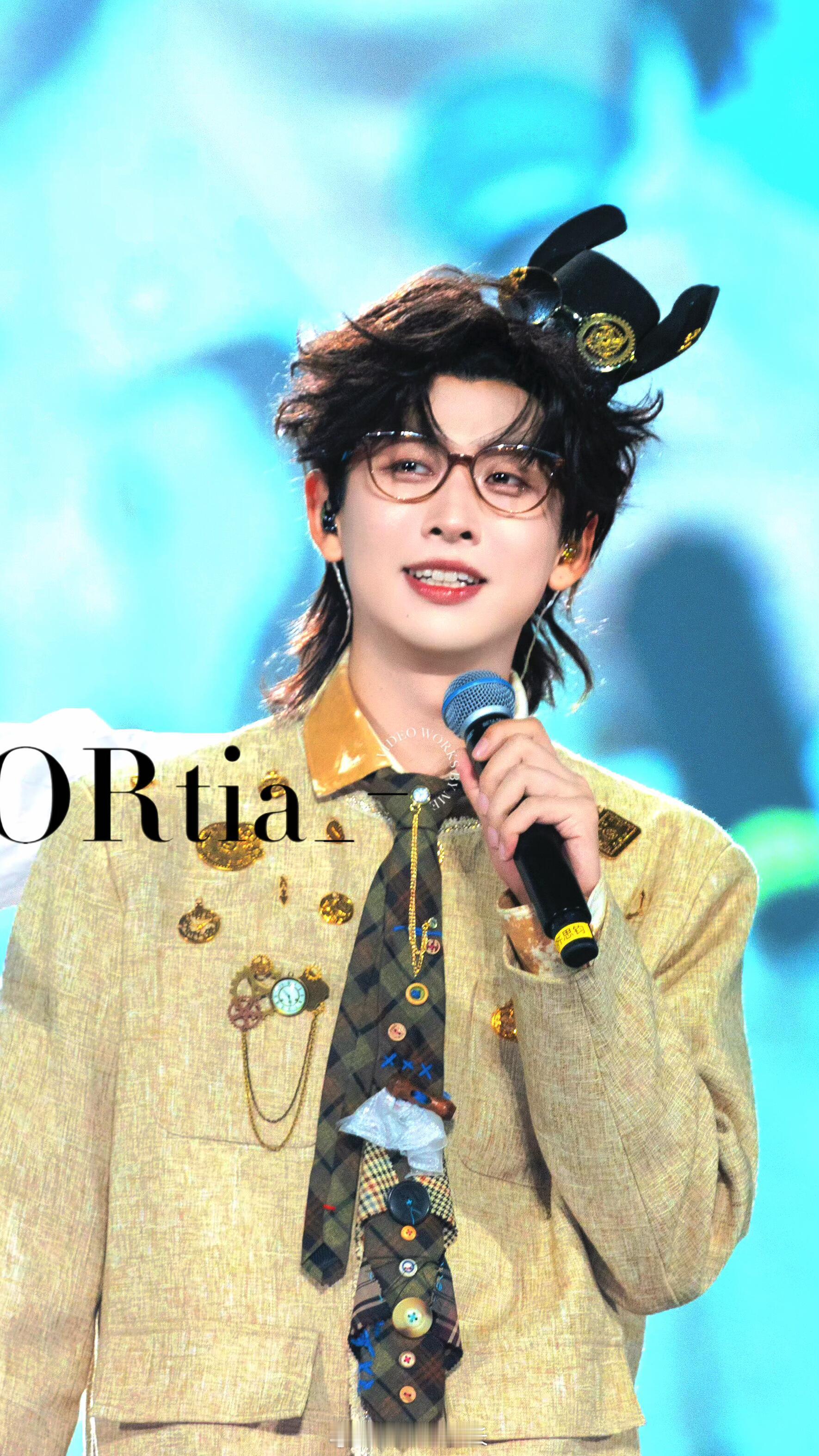 齐思钧新歌也叫喂你好吗齐思钧在哪学的唱歌 齐思钧：我写了本书。粉丝：知道。齐思钧