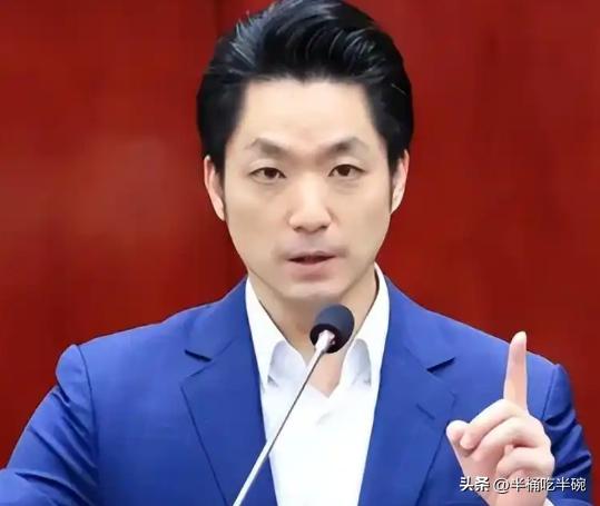 当年喊台独喊得最凶的民进党元老们，一个个站出来说自己是中国人、两岸必须统一；反倒