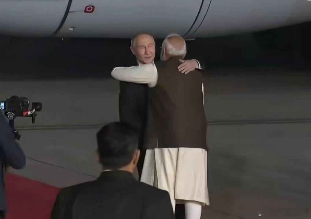 普京访问印度，莫迪亲自接机，俩人亲密相拥。 