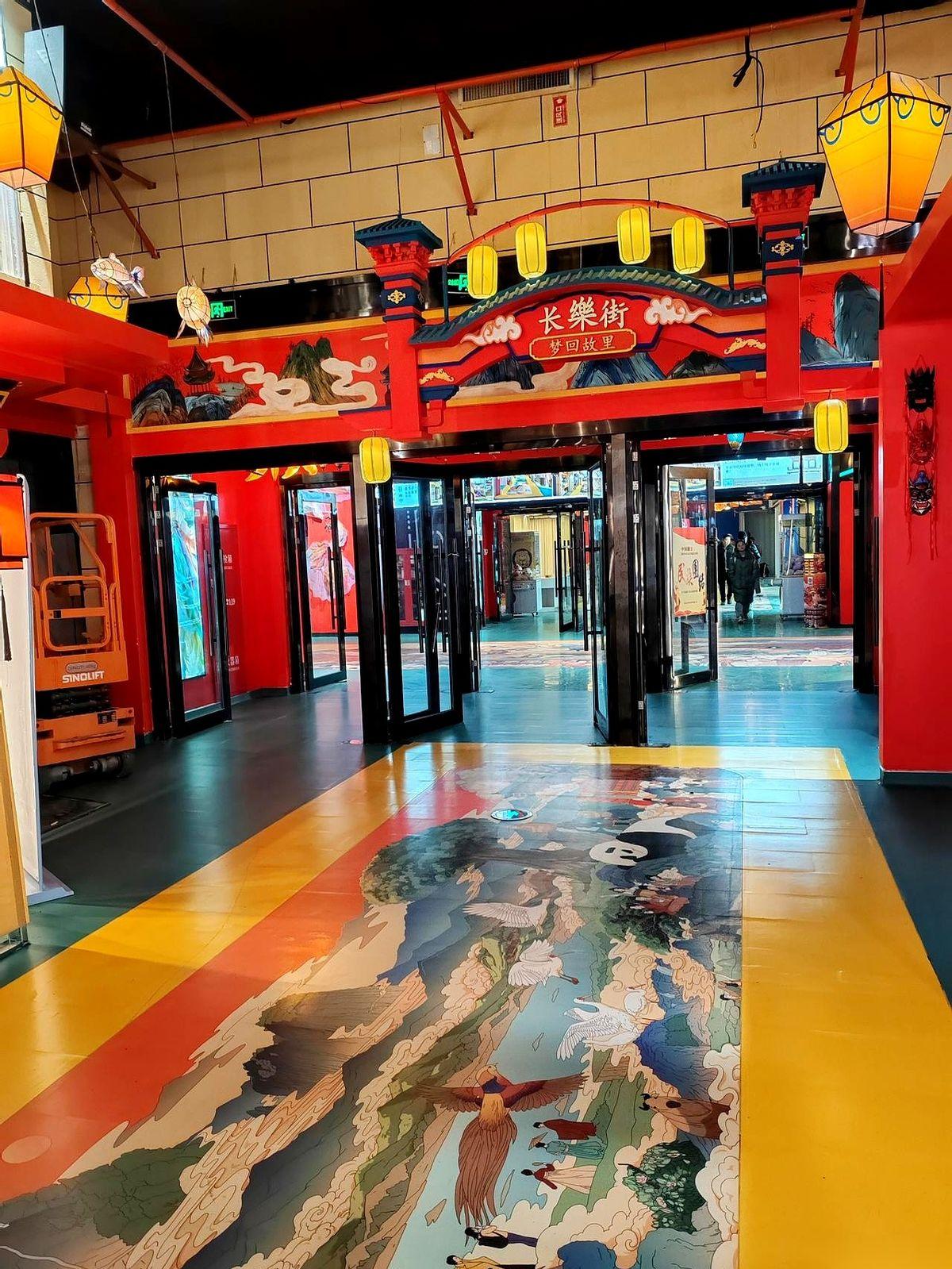 一张崭新的巨幅广告牌，就挂在贵阳中山西路地铁口的顶上，灯打得雪亮，“长安街”三个