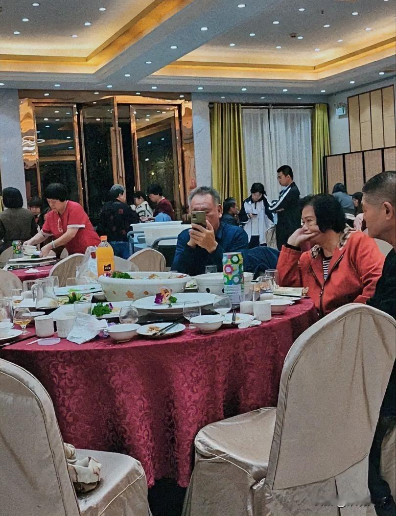 刚进婚宴包间我直接愣了：这圆桌大得像个小操场，菜盘子比我家洗脸盆都敞亮，大爷举着