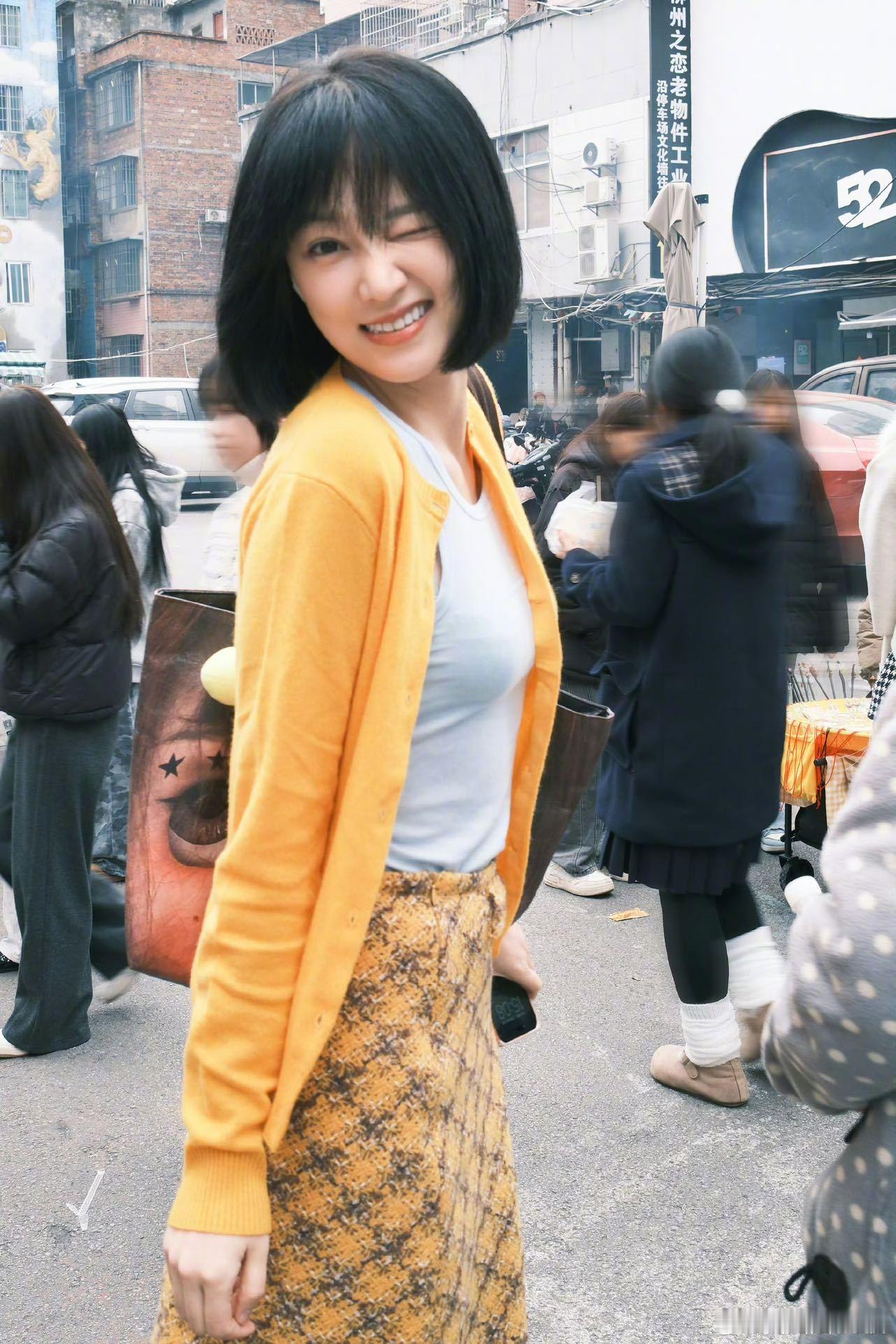 黄灿灿梦回武大校花 她重新穿上那套衣服的那一刻，我的青春也跟着回来了。樱花年年开