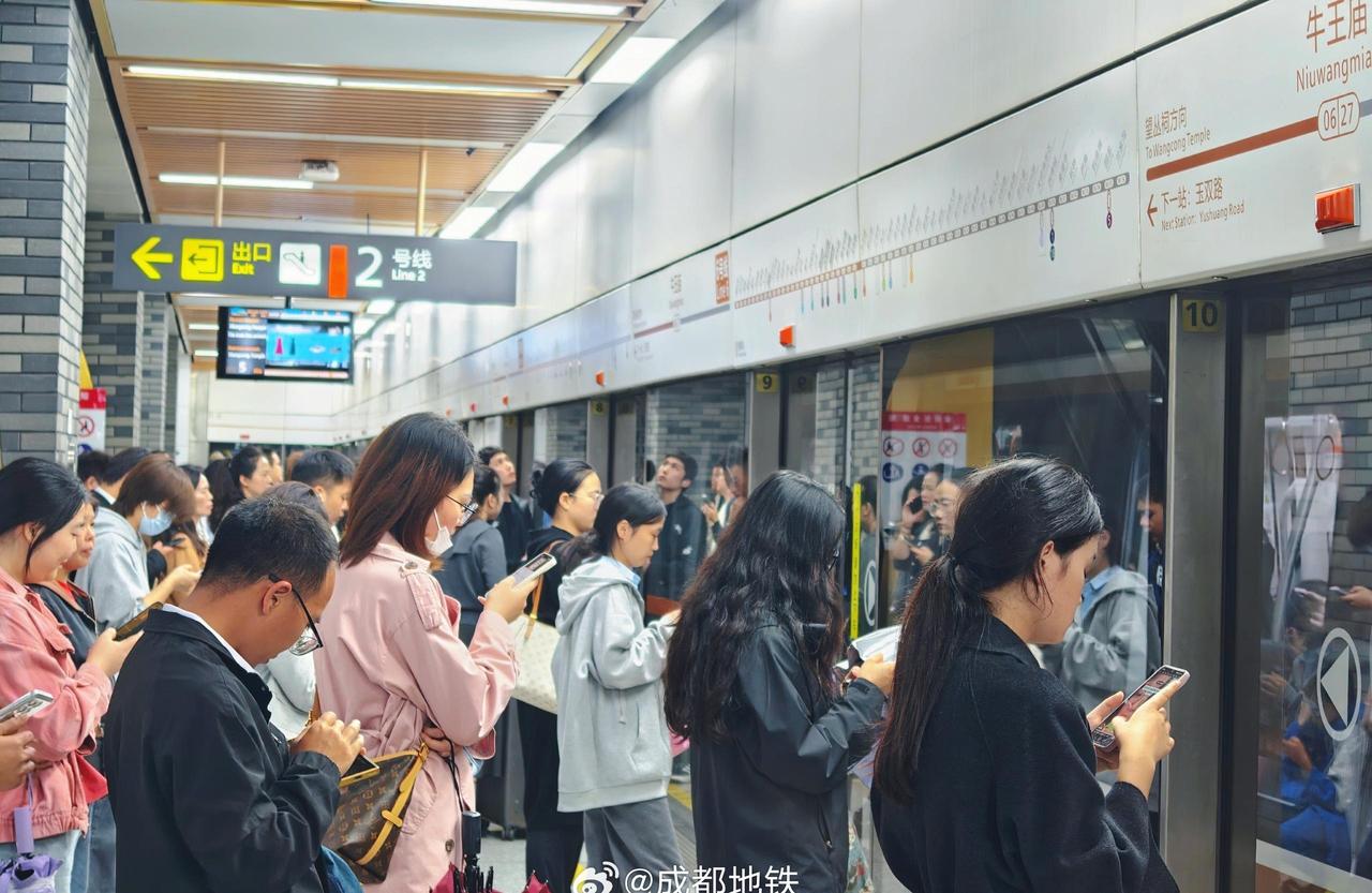 已来临，晚高峰期间，请听从车站工作人员引导，文明安全乘车，先下后上，不要拥挤。