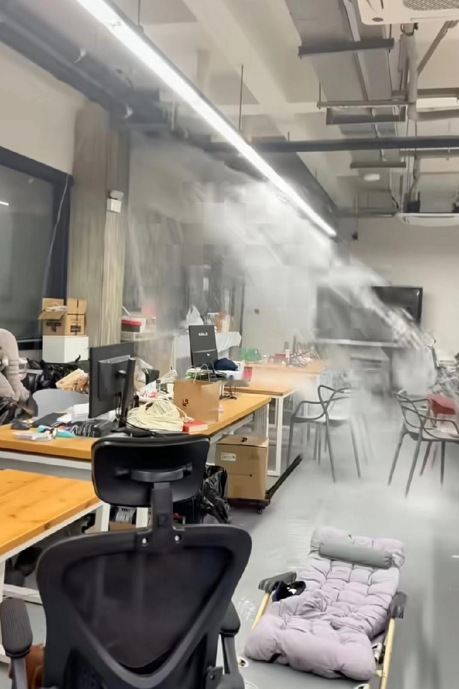 杭州中国美院继上次“喷粪”事件后，又开始喷水了，还是美院素质高啊，上完厕所都记得