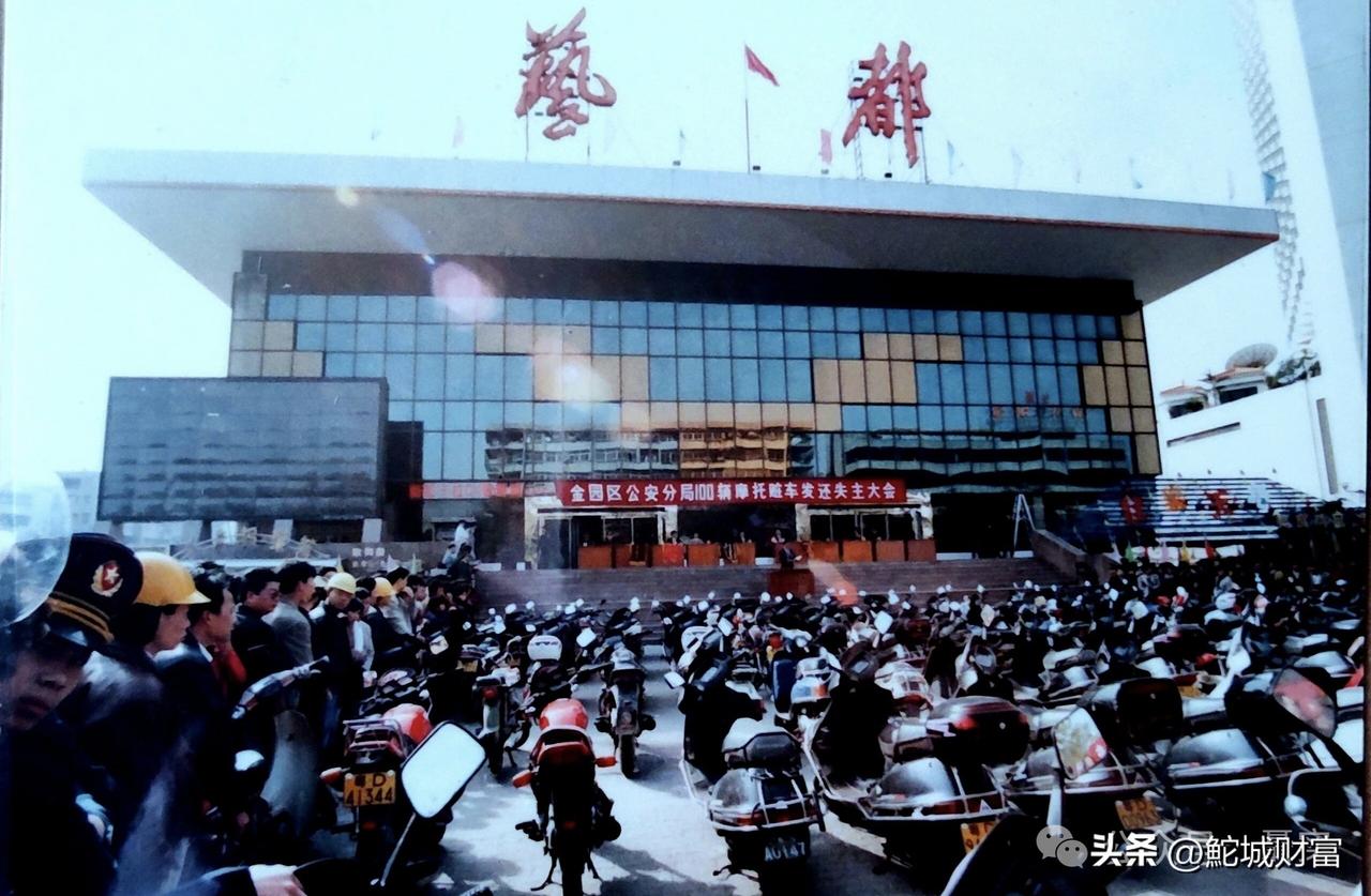 1990到2010年，这20年间的汕头，现在回想起来，社会治安真不太好。

晚上
