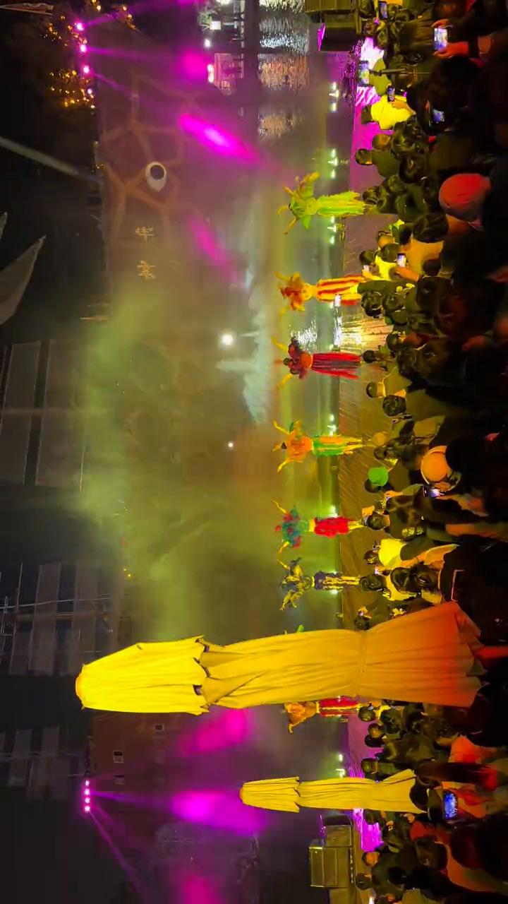 为了迎接它，以国民众欢歌热舞，昼夜不息，现场看。