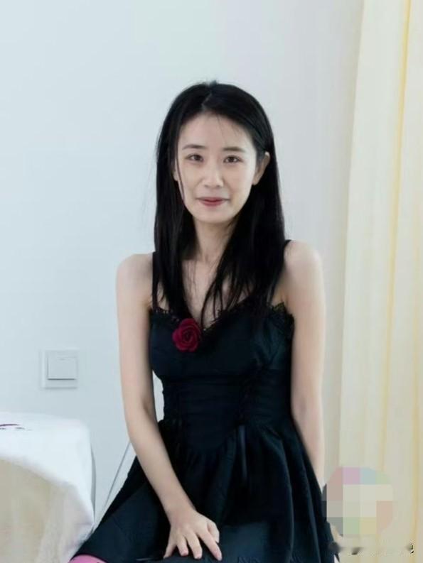 黑色吊带裙带着玫瑰装饰和蕾丝花边，温柔又带点小性感，搭配粉黑波点丝袜，瞬间打破沉