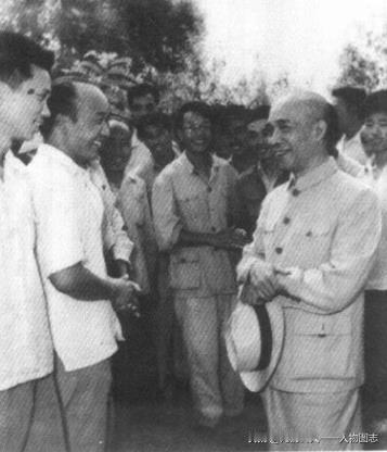 1958年夏,李富春在天津东郊新光村与下放的机关干部交谈。