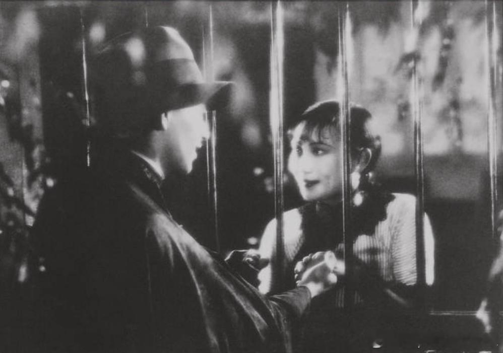 1933年电影《狂流》剧照，秀娟（右，胡蝶饰演）前来看望铁生（龚稼农饰演）。这部
