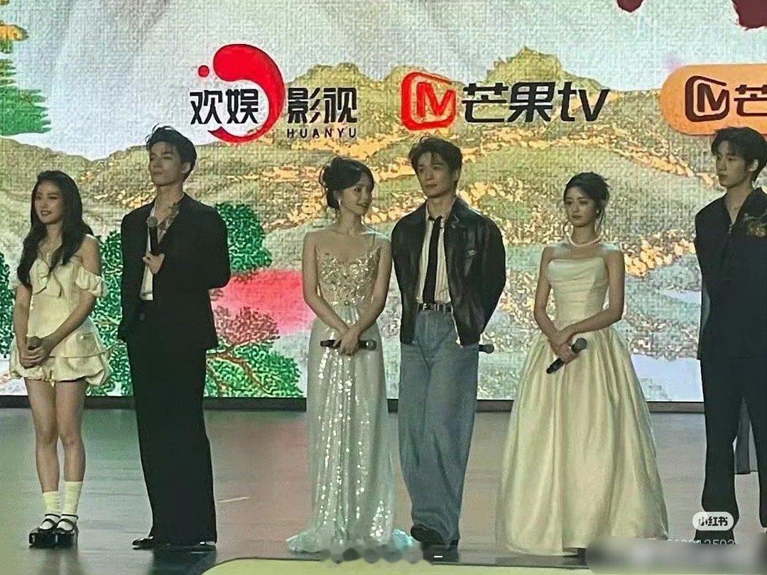 卢昱晓这张显得头大脖子前倾体态太差了，甚至都不如17岁的黄杨钿甜 ​​​