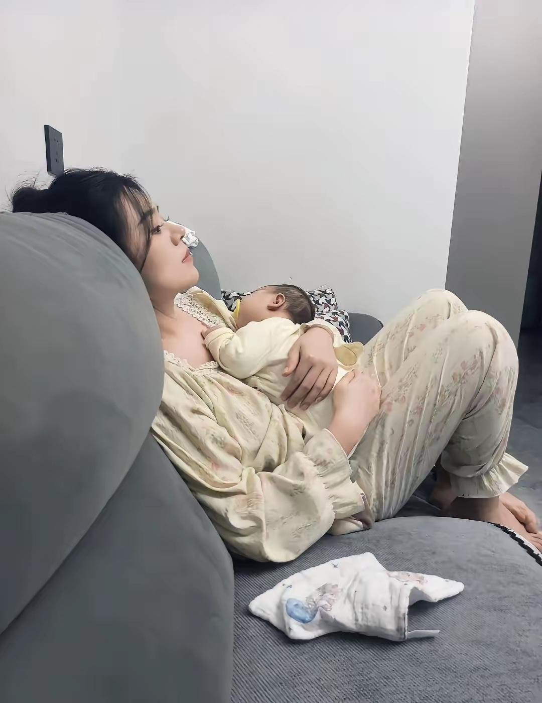 这也许就是男人努力奋斗的原动力吧。
再看看动物世界，雄狮只管交配，生活重担养育幼