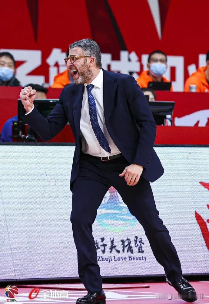 北京北汽男篮官宣换帅：主帅莱登辞职，助教乔里欧上任。 

莱登最近一场比赛带领北