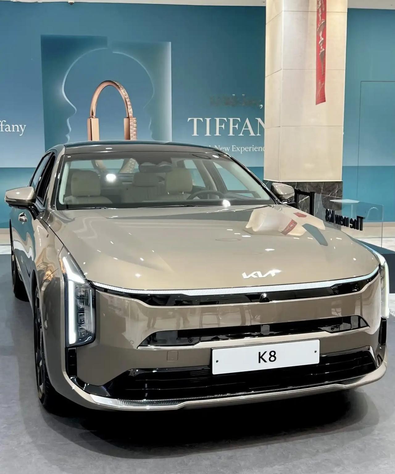 起亚K8这车，价格方面我觉得3.5 V6预估35万左右，混动26万左右的话，比较