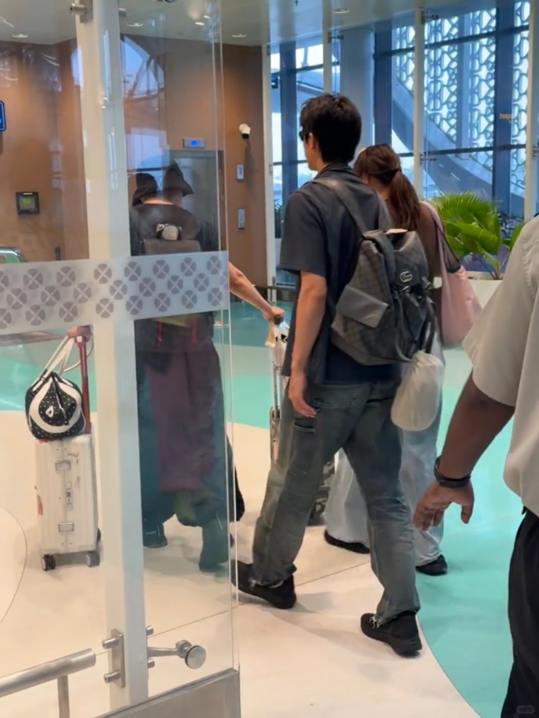 谁懂网友马代偶遇宋威龙的真实反应！路人：好帅🥹博主：姐妹擦擦口水，正面看才是真