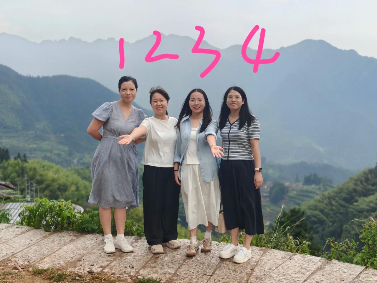 看图猜职业！四人合影，三位老师一位公务员

山间美景下四位姐妹相聚，四人里面，三