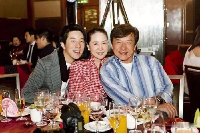 你知道林凤娇年轻时有多美吗？

她是与林青霞齐名的金马影后，却美得不张扬。柳叶眉