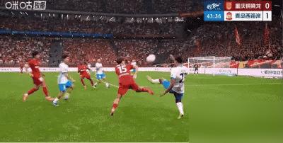 阮奇龙一脚穿心脚踹人肋骨，黄牌。甘超碰了下王钰栋大腿，红牌。你告诉我，这中超的尺